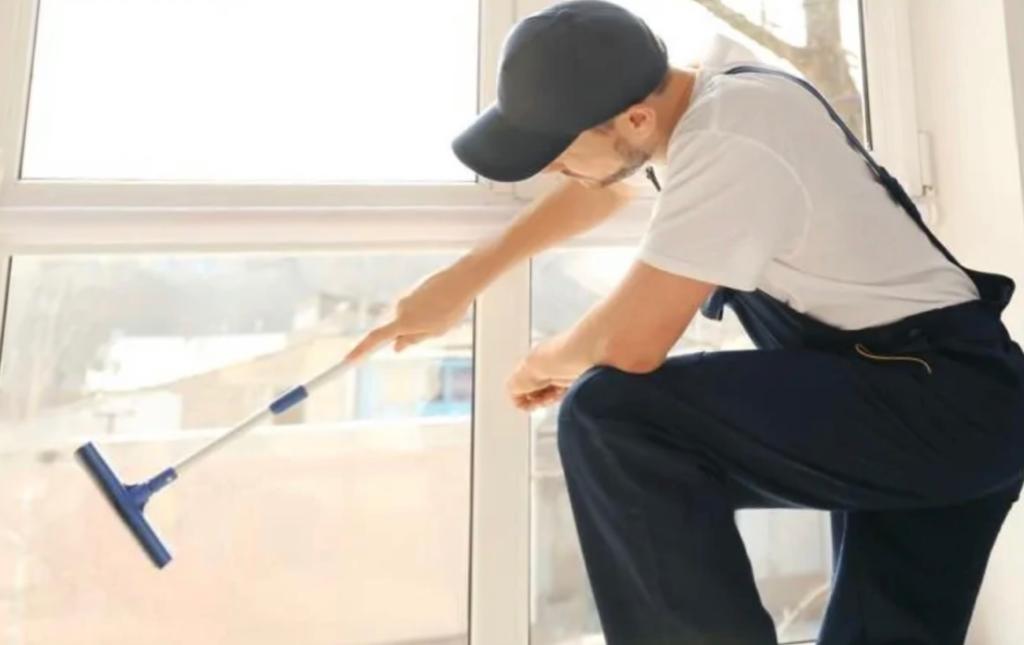 عمال تنظيف منازل بالساعة